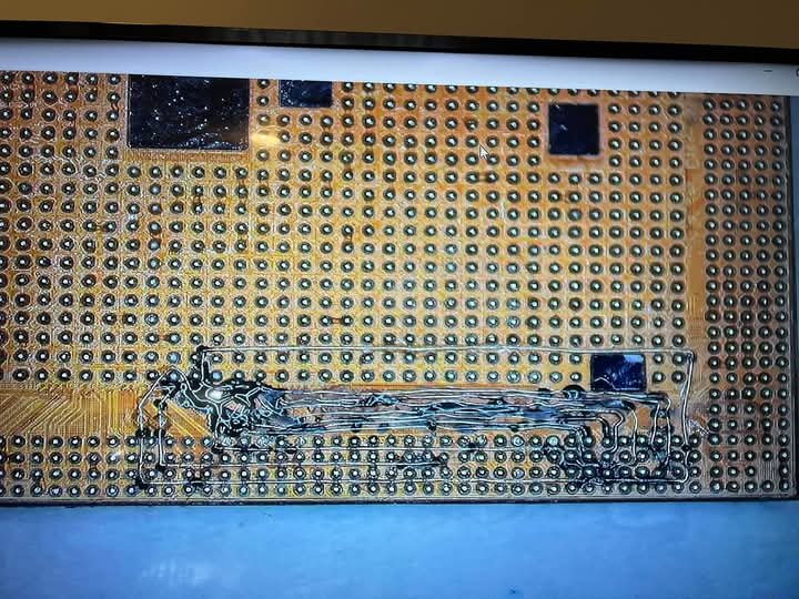 CPU d’iPhone avec pads et pistes réparés par microsoudure et micro-câblage chez MrTechRepair à Fribourg